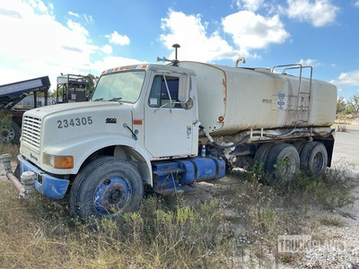 1998 International 4900 4000 gal 6x4 Camion à eau (Inoperable)