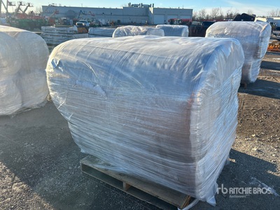 Quantity of (4) R-13 4 ft x 75 ft Fiberglass Insulation Divers - Matériaux de construction