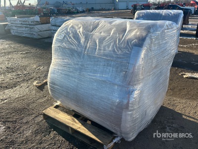 Quantity of (4) R-13 4 ft x 75 ft Fiberglass Insulation Divers - Matériaux de construction