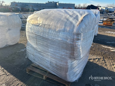 Quantity of (4) R-13 4 ft x 75 ft Fiberglass Insulation Divers - Matériaux de construction