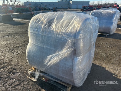 Quantity of (4) R-13 4 ft x 75 ft Fiberglass Insulation Divers - Matériaux de construction