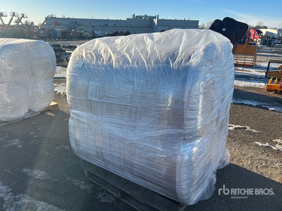Quantity of (4) R-13 4 ft x 75 ft Fiberglass Insulation Divers - Matériaux de construction