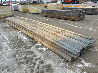 Quantity of (42) 2 in x 8 in x 24 ft SPF Lumber その他 - 店舗 & 倉庫