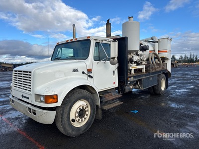 Maxey 16 vacmaster on 2001 International 4700 4x2 ハイドロバキュームトラック
