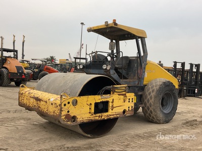 Bomag BW211D-40 Walzenzug mit Glattmantelbandage