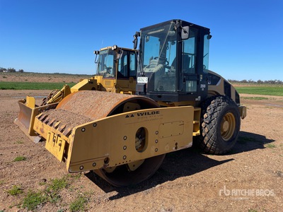 2011 Cat CS74 Compacteur à tambour lisse