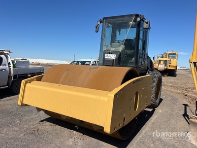 2011 Cat CS74 Compacteur à tambour lisse