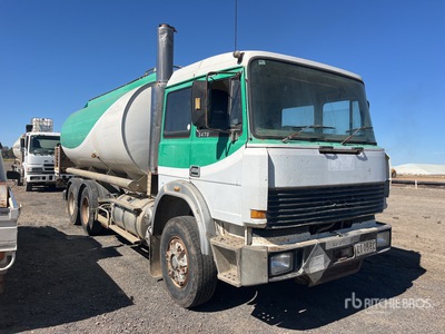 1990 International 3470 6x4 15,000 L Fuel Truck