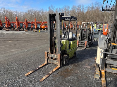 2005 Clark GCS15 5200 lb Cushion Tire Chariot Élévateur
