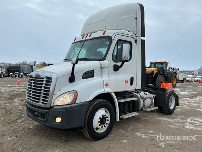 2015 Freightliner Cascadia 113 4x2 S/A Day Cab Truck Tractor