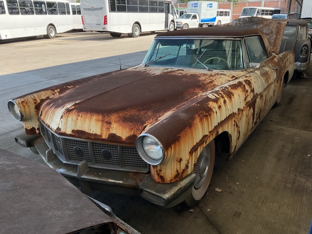 1957 Lincoln Mark II Continental Automovil (Solo Partes) / Parts Only Automobile (Inoperable)
