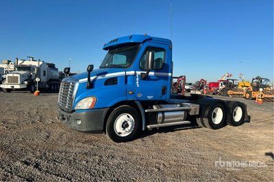 2015 Freightliner Cascadia 113 6x4 T/A Day Cab Truck Tractor
