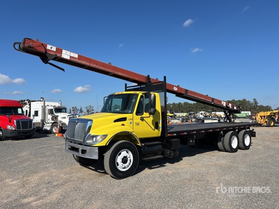 2004 International 7500 4x2 Platte vrachtwagen met transportband