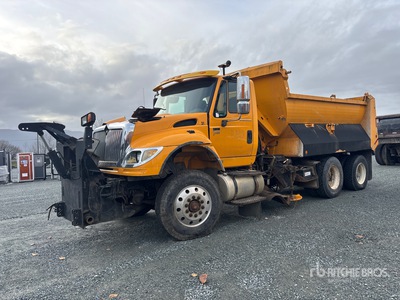 2005 International 7600 6x4 Camión con pala para nieve (Inoperable)