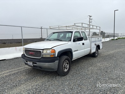 2002 GMC Sierra 2500HD Extended Cab Utility Truck