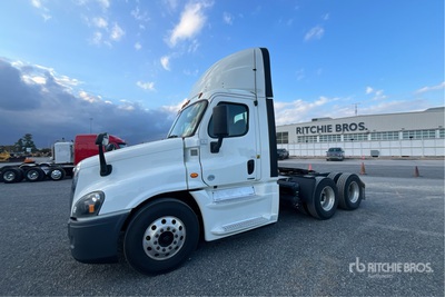 2019 Freightliner Cascadia 125 6x4 T/A Day Cab Truck Tractor