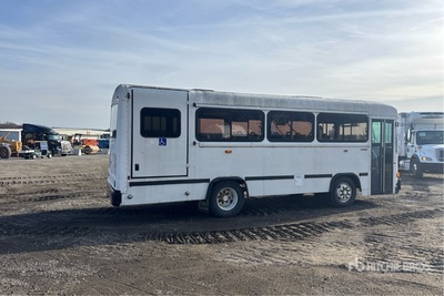 2000 BlueBird 4x2 26-Seat حافلة