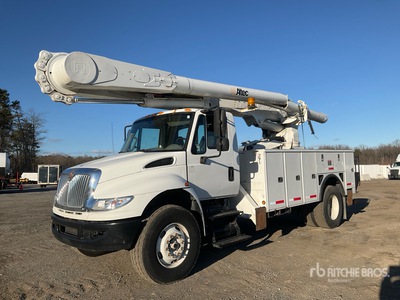 Altec on 2013 International 4300 Arbeitsbühne-Lkw