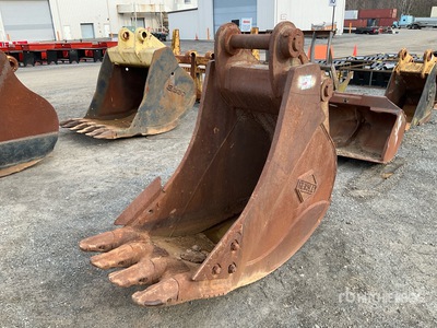 Komatsu 32 in Excavator Bucket - Fits PC300