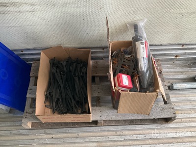 Quantity of MacDon Header Parts Divers - Magasin, entrepôt, consommateur