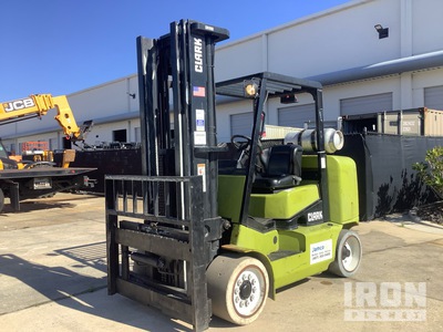 2009 Clark CGC55L 11400 lb Cushion Tire Chariot Élévateur