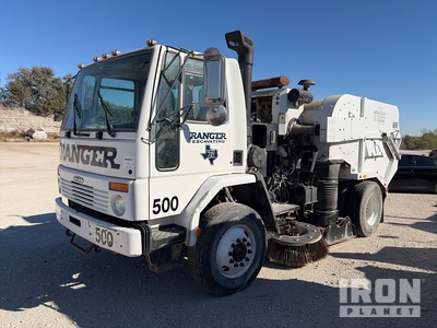 Tymco on 1999 Freightliner FC70 Cargo Camion barredora
