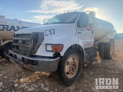 2009 Ford F-750 4x2 Camion à eau (Inoperable)