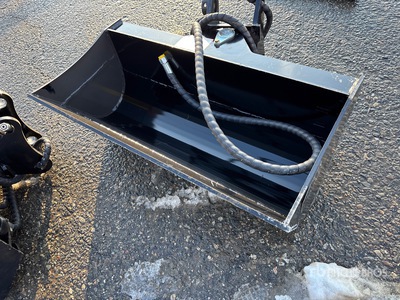 2026 GIYI GY-D3T 32 in Tilting Excavator Bucket - Fits Cat 3 - 5 ton (Unused)