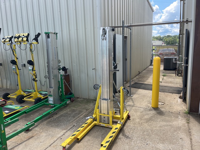 2022 Sumner 2118 Material Hoist