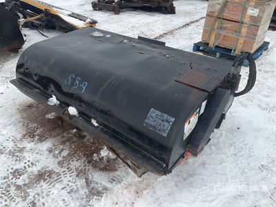 72 in Kompaktlader-Kehrmaschine