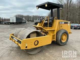 2000 Cat CS-433C Smooth Drum Compactor in Mantua, Ohio, United States ...