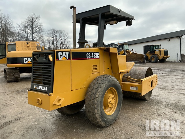 2000 Cat CS-433C Smooth Drum Compactor in Mantua, Ohio, United States ...
