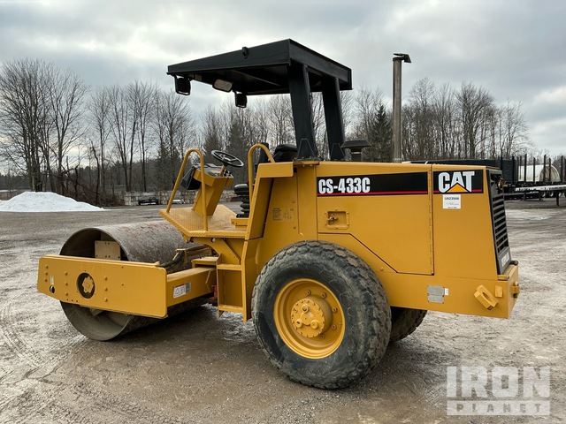 2000 Cat CS-433C Smooth Drum Compactor in Mantua, Ohio, United States ...
