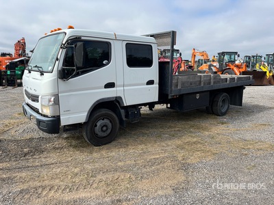 2014 Mitsubishi Fuso FE 4x2 Crew Cab Camion à Plateau