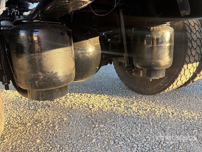 2014 Peterbilt 2000 gal 4x2 Camion à eau