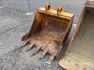 Hyundai R140 40 in Digging Excavator Bucket