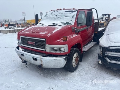 2003 GMC C4500 4x2 Crew Cab Camion à Plateau (Inoperable)