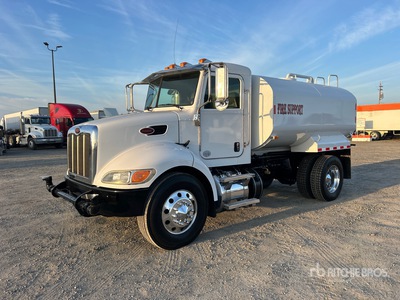 2011 Peterbilt 337 4x2 Water vrachtwagen