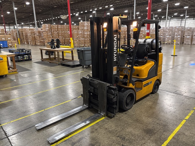 Hyundai 30LC7A 4150 lb Cushion Tire Forklift
