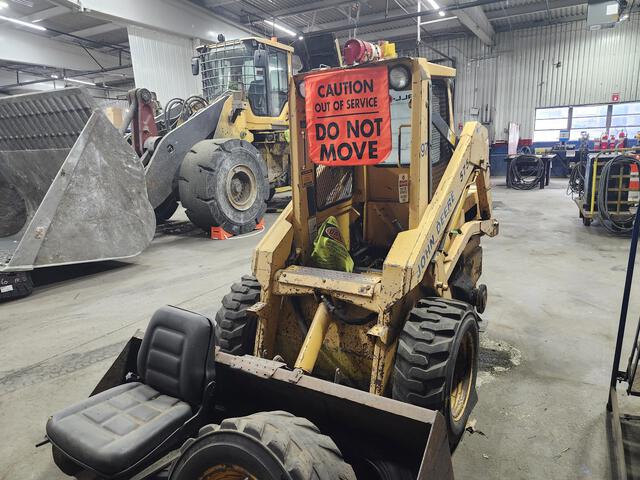 John Deere 575 Skid Steer Loader John Deere 575 Skid Steer Loader