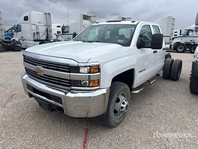 2016 Chevrolet Silverado 3500HD 4x2 Extended Cab Cab and Chassis