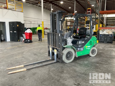 2011 Komatsu FG25T-16 4600 lb Pneumatic Tire Carrelli Elevatori