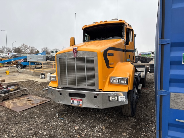 2005 Kenworth T800 6x4 T/A Day Cab Truck Tractor