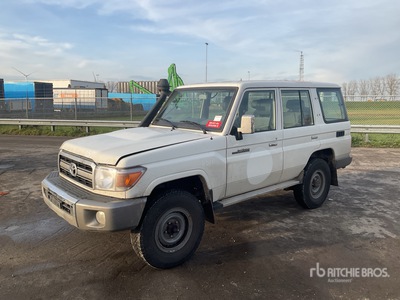 Toyota Land Cruiser 4WD SUV