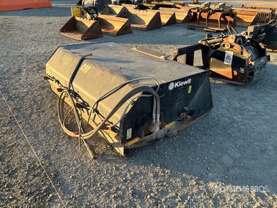 Cat 72 in Kompaktlader-Kehrmaschine