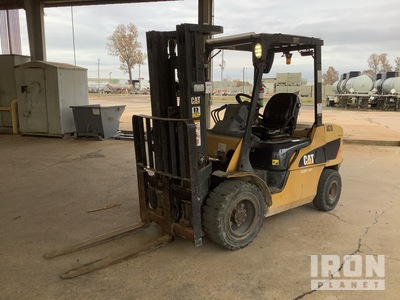 2011 Cat 2PD6000 5500 lb Pneumatic Tire Forklift