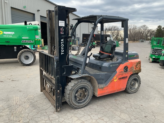 2017 Toyota 8FD35U 7000 lb Forklift