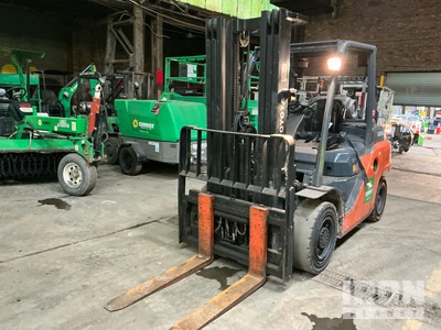 2015 Toyota 8FG35U 7000 lb Pneumatic Tire Forklift