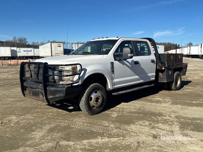 2019 Ford F-350 4x4 Crew Cab Flatbed Truck