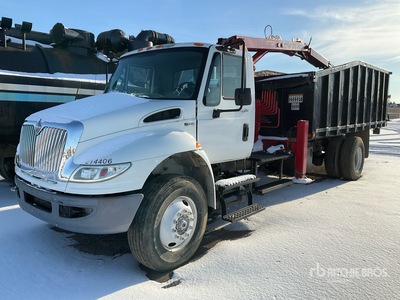 Petersen TL3 7100 lb Knuckle Boom on 2014 International 4400 4x2 Grijpwagen (Inoperable)